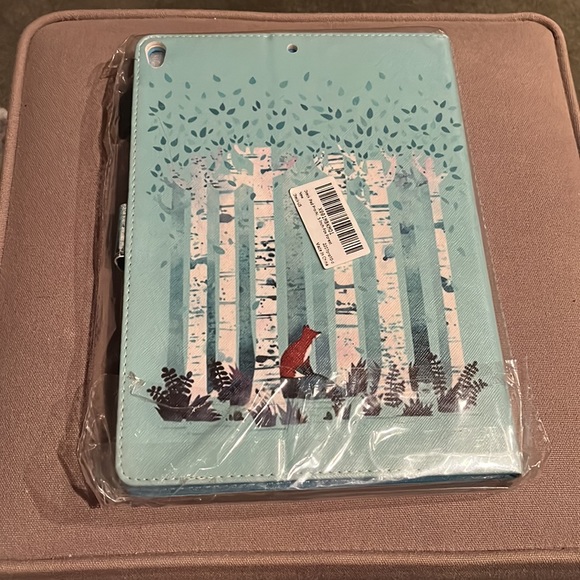 Brand new in Package I Pad case.  Fits 10.5 inch iPad. - Picture 2 of 7